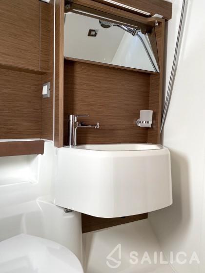 Oceanis 51.1 - Yacht Charter Sailica