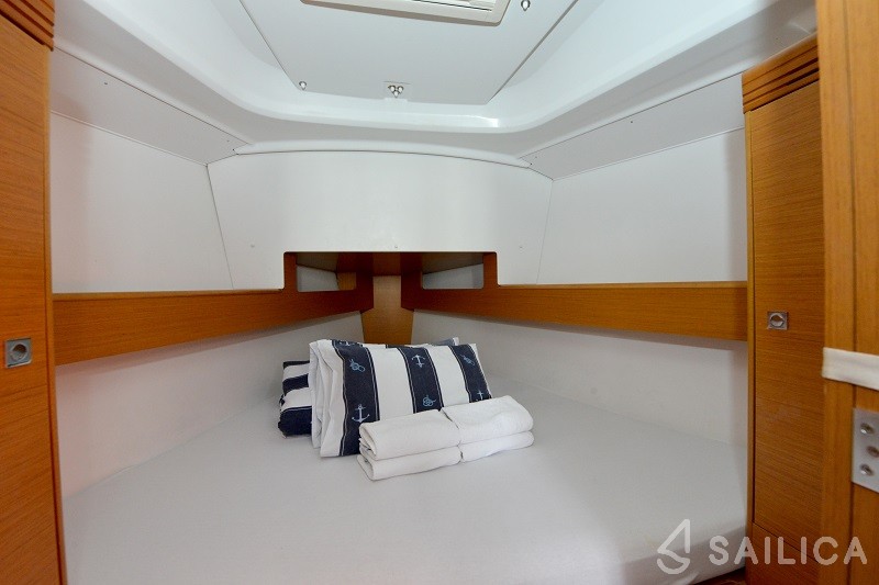 Sun Odyssey 33i - Yacht Charter Sailica