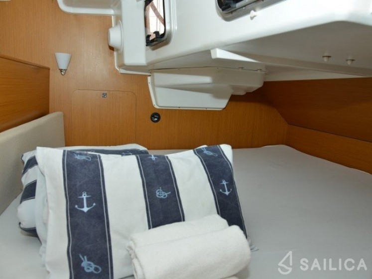 Sun Odyssey 33i - Yacht Charter Sailica