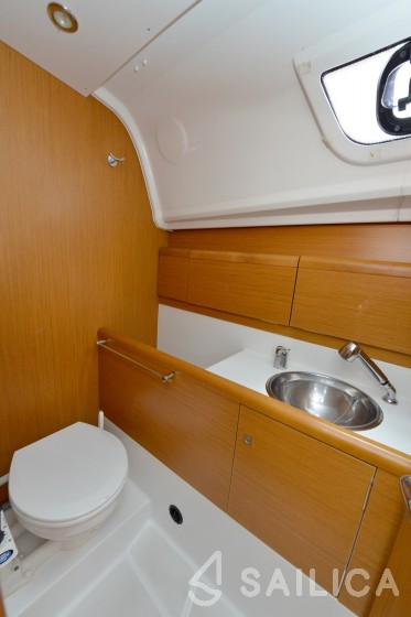 Sun Odyssey 33i - Yacht Charter Sailica