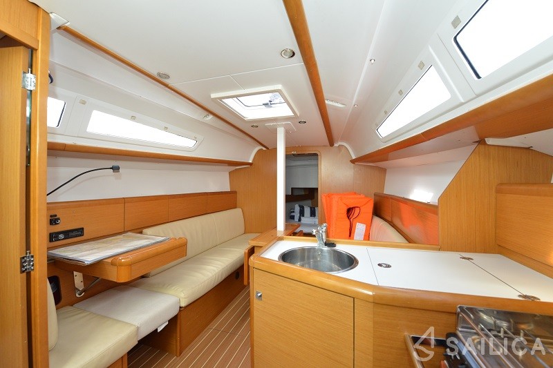 Sun Odyssey 33i - Yacht Charter Sailica