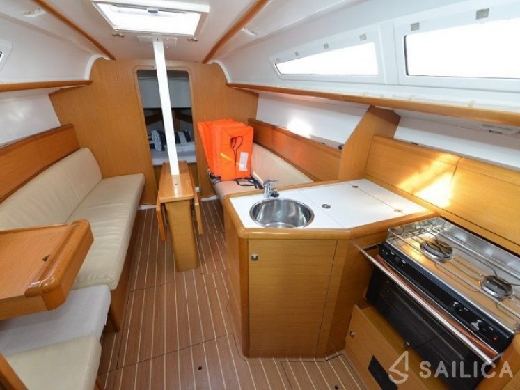 Sun Odyssey 33i - Yacht Charter Sailica