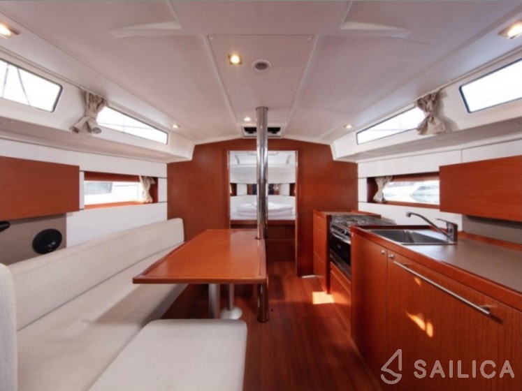 Oceanis 38.1 - Yacht Charter Sailica