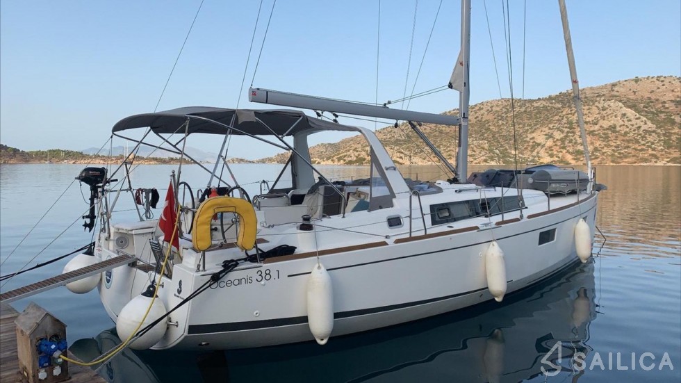 Oceanis 38.1 - Yacht Charter Sailica