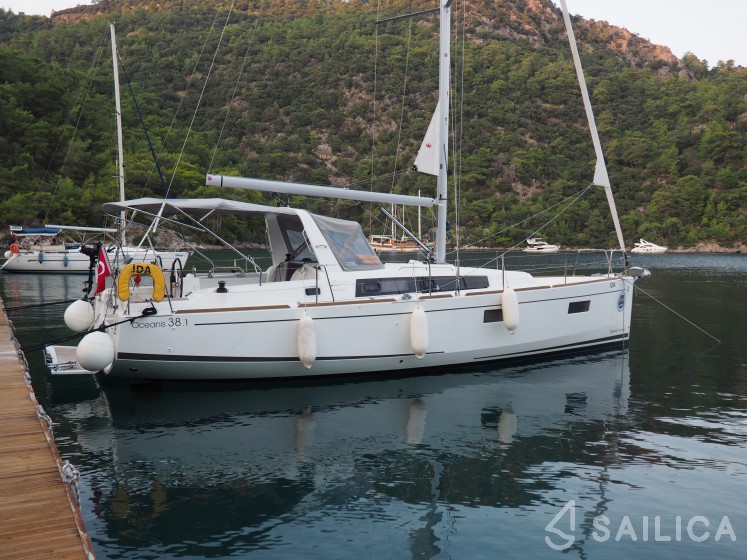 Oceanis 38.1 - Yacht Charter Sailica