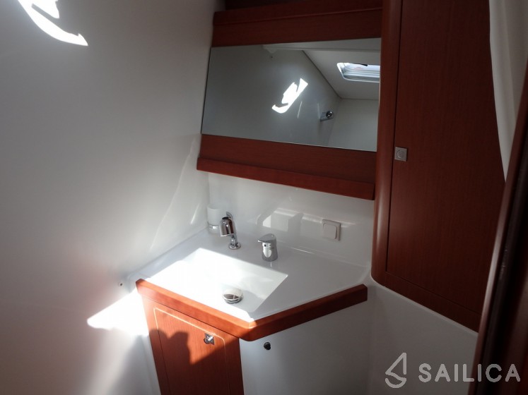 Oceanis 48 - Yacht Charter Sailica