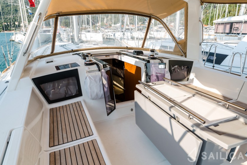 Oceanis 45 - Yacht Charter Sailica