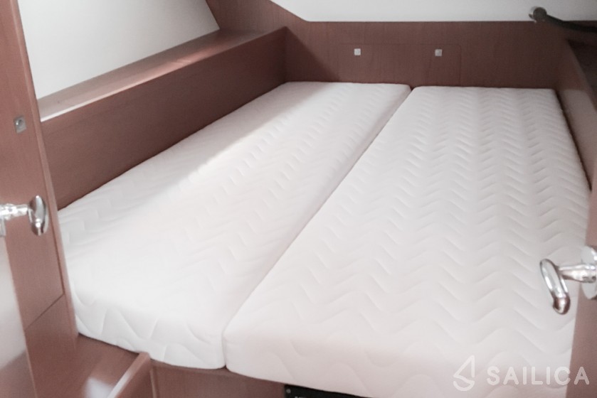 Oceanis 45 - Yacht Charter Sailica