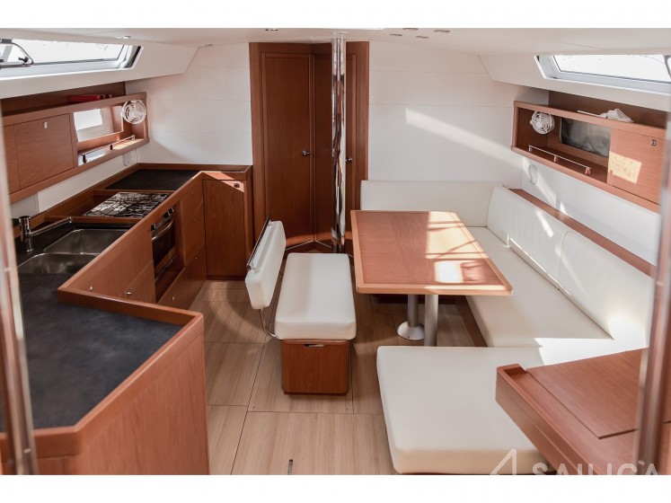 Oceanis 45 - Yacht Charter Sailica