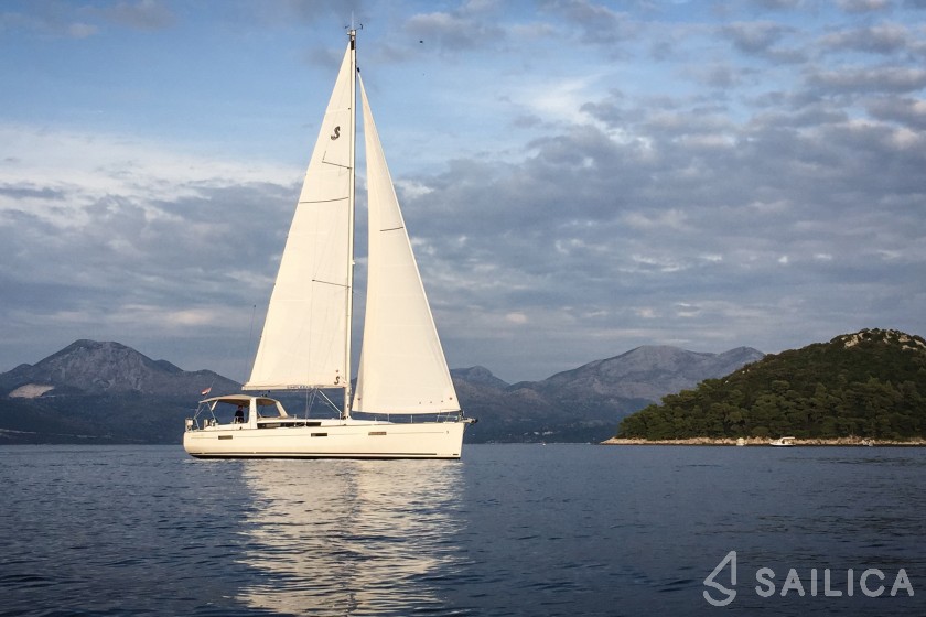 Oceanis 45 - Yacht Charter Sailica