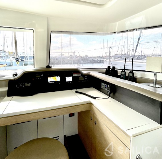 Bali 4.1 - Yacht Charter Sailica