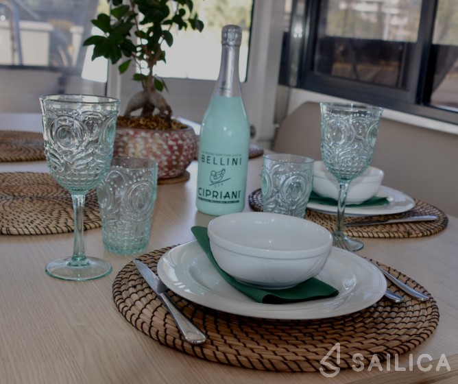 Bali 4.1 - Yacht Charter Sailica