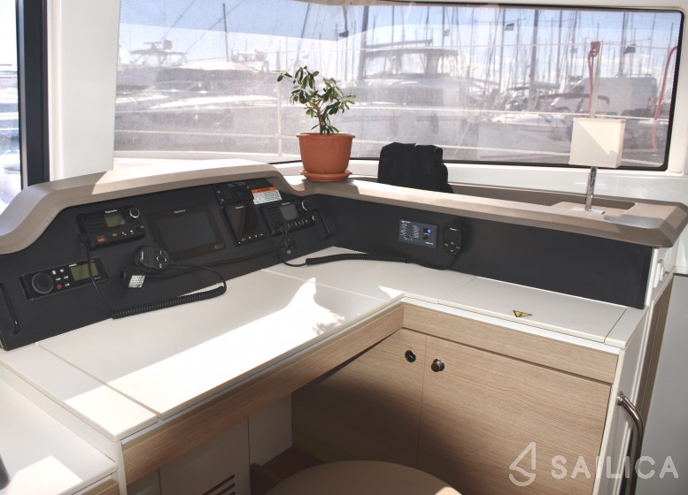 Bali 4.1 - Yacht Charter Sailica