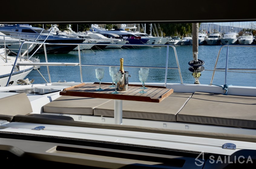 Bali 4.1 - Yacht Charter Sailica