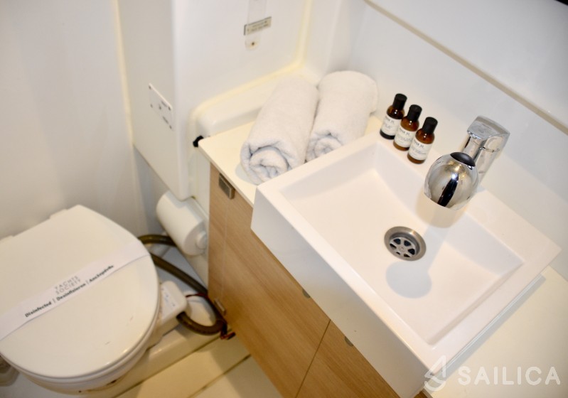Bali 4.1 - Yacht Charter Sailica