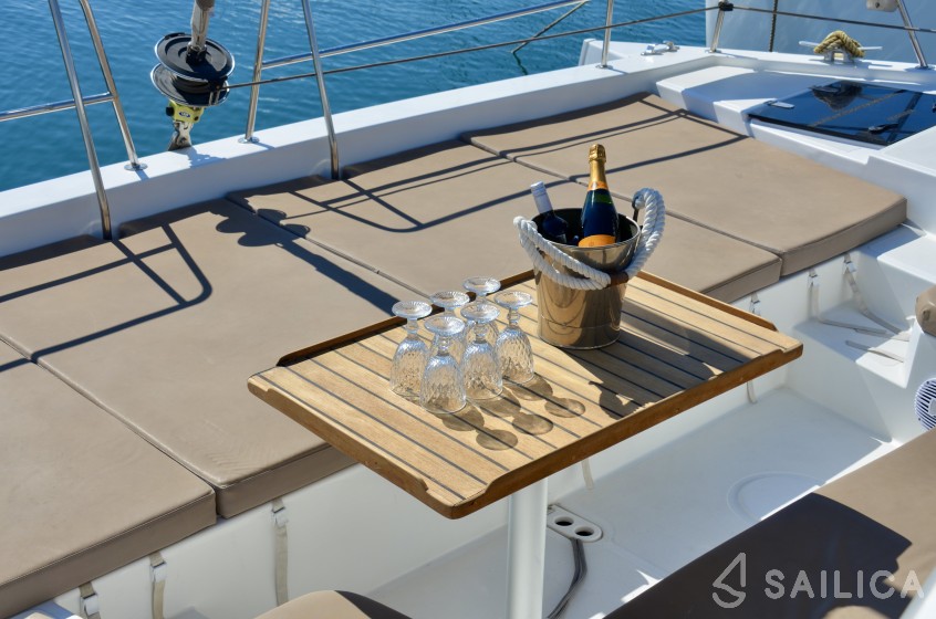 Bali 4.1 - Yacht Charter Sailica
