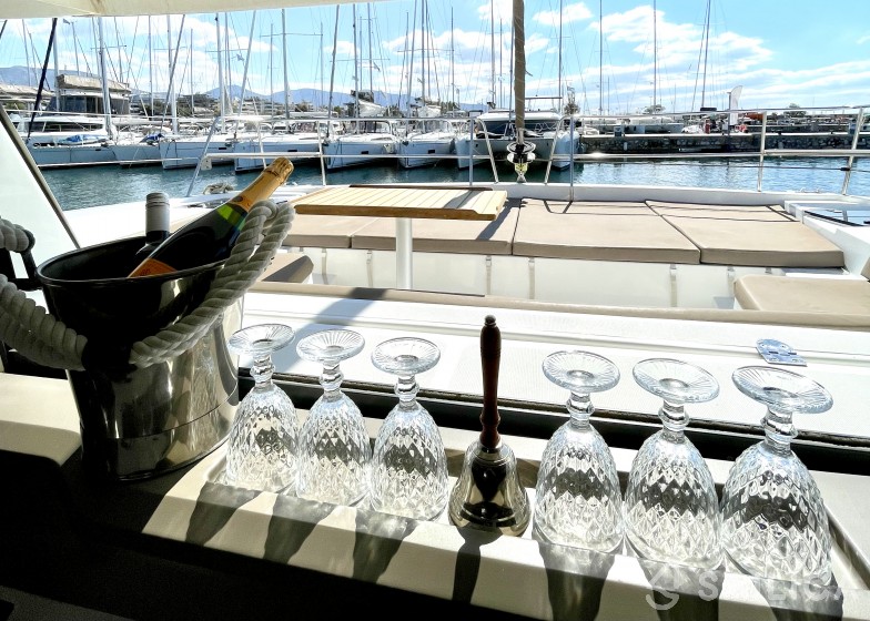 Bali 4.1 - Yacht Charter Sailica
