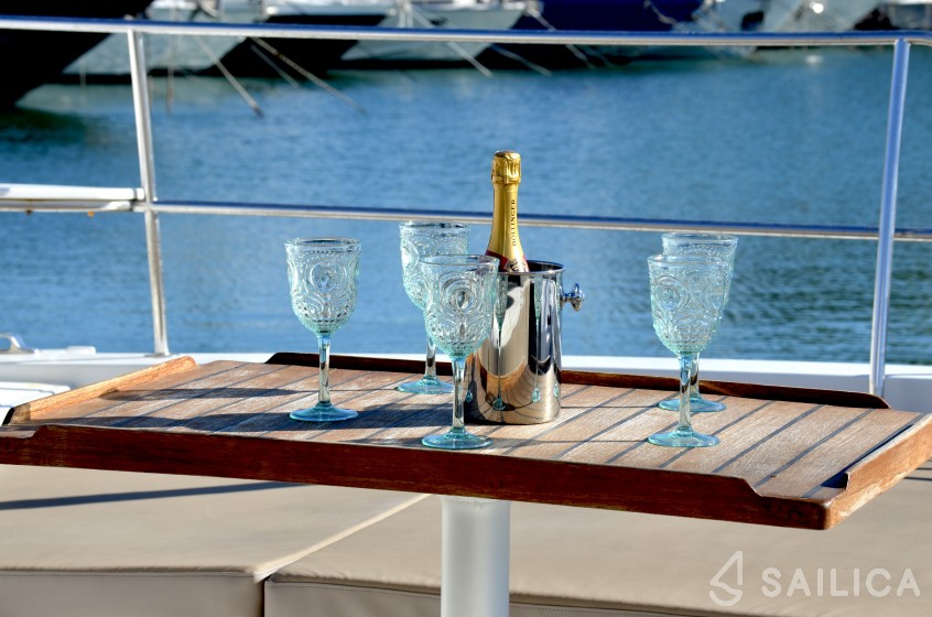 Bali 4.1 - Yacht Charter Sailica