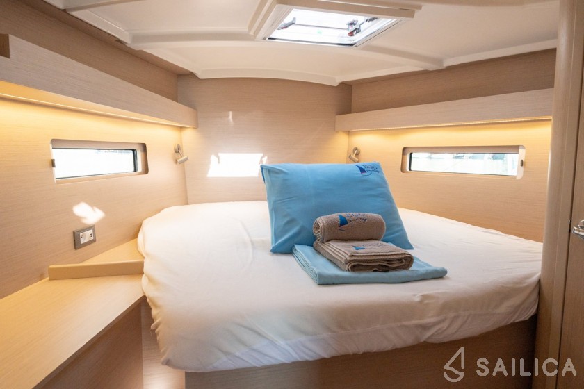 Oceanis 40.1 - Yacht Charter Sailica