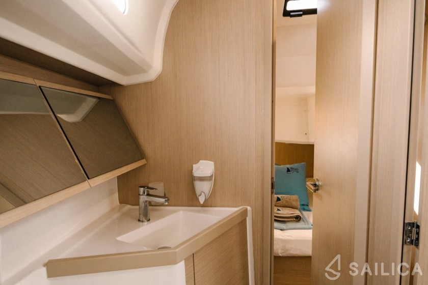 Oceanis 40.1 - Yacht Charter Sailica