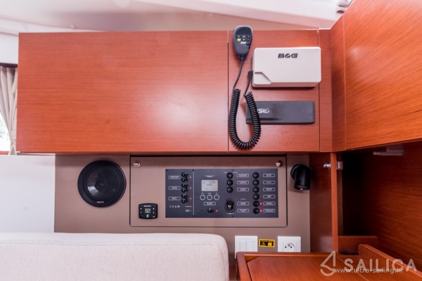 Oceanis 35.1 - Yacht Charter Sailica