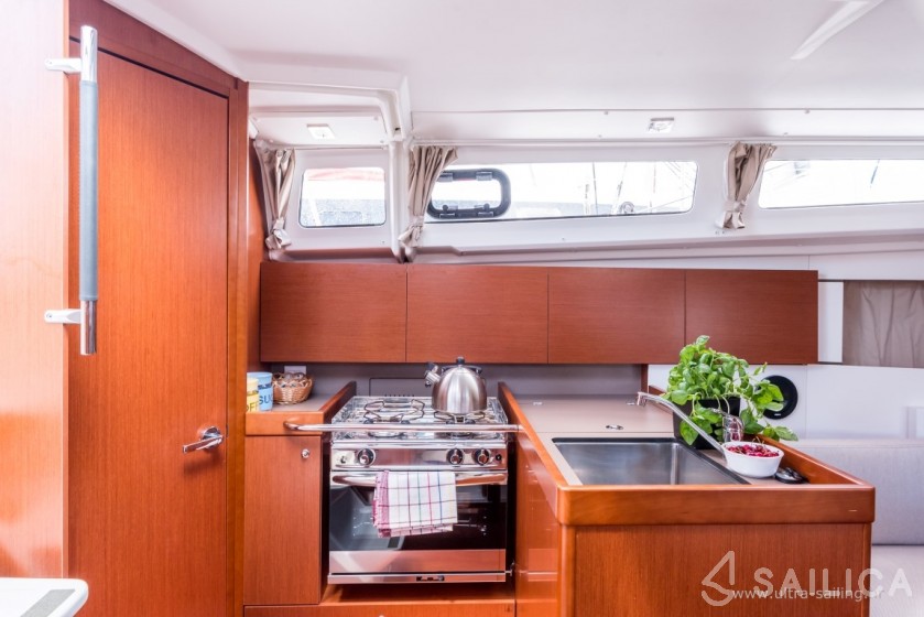 Oceanis 35.1 - Yacht Charter Sailica