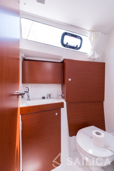 Oceanis 35.1 - Yacht Charter Sailica