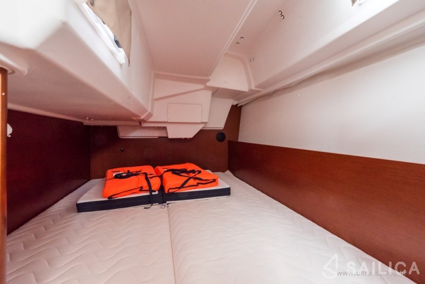 Oceanis 35.1 - Yacht Charter Sailica