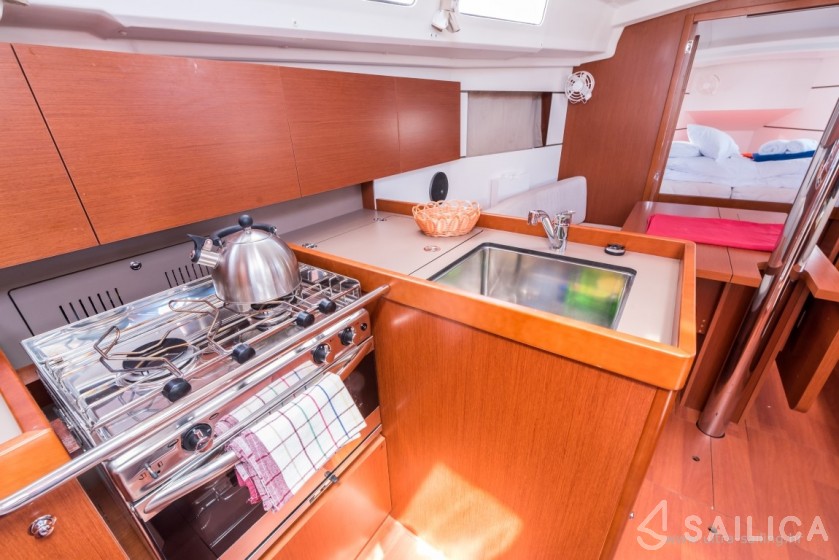 Oceanis 35.1 - Yacht Charter Sailica