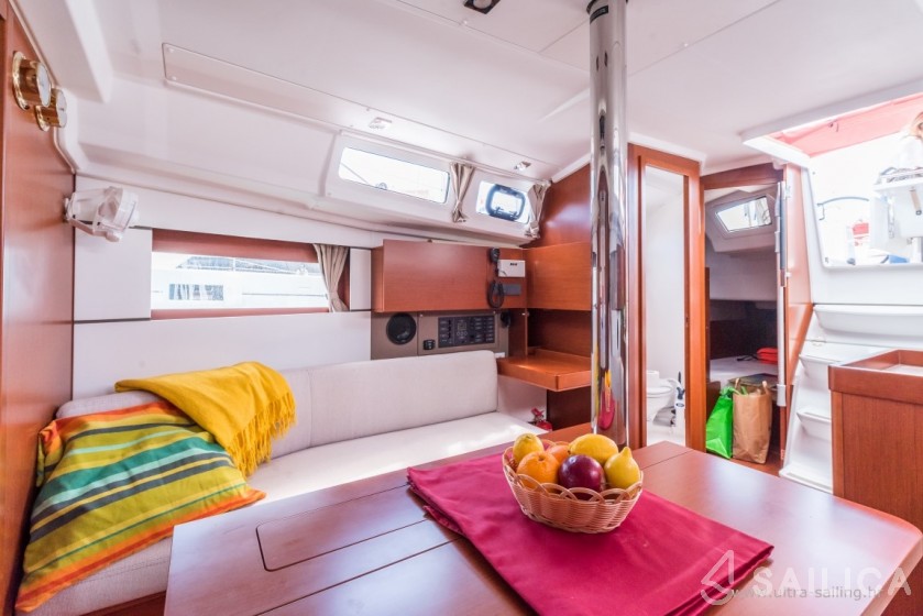 Oceanis 35.1 - Yacht Charter Sailica