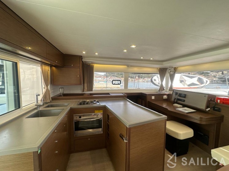 Lagoon 450  Flybridge - Yacht Charter Sailica