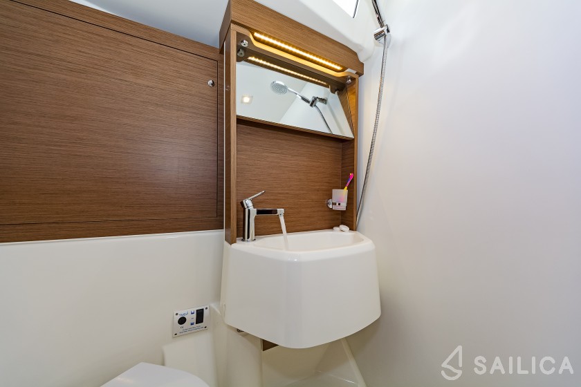Oceanis 51.1 - Yacht Charter Sailica