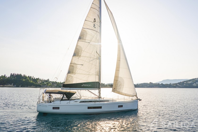 Oceanis 51.1 - Yacht Charter Sailica