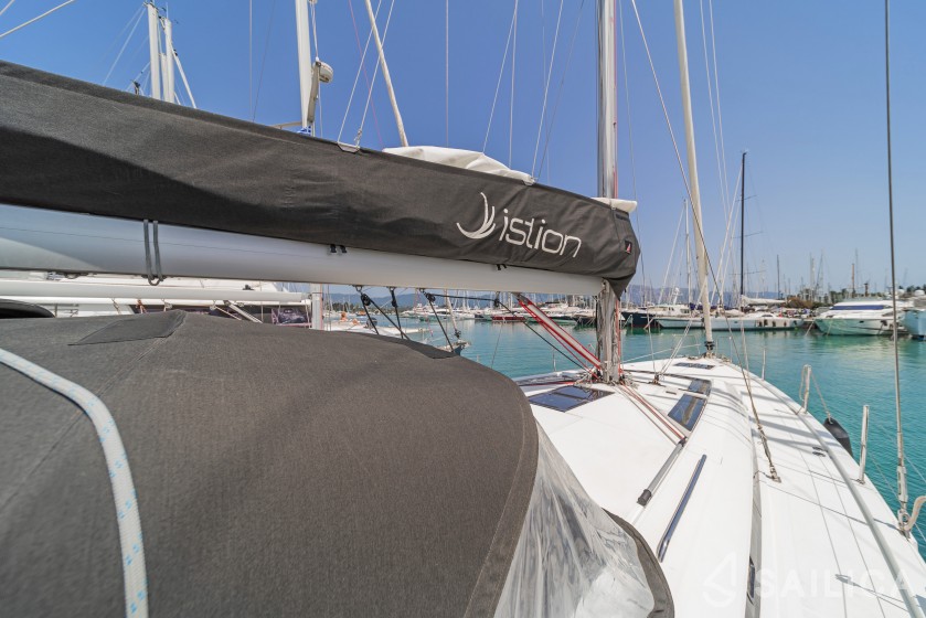 Oceanis 51.1 - Yacht Charter Sailica