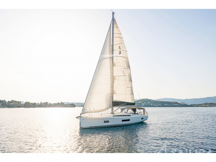 Oceanis 51.1 - Yacht Charter Sailica