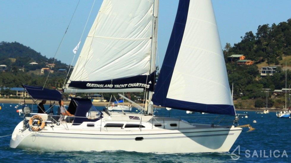 Catalina 350 - Yacht Charter Sailica