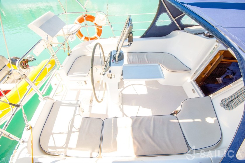 Catalina 350 - Yacht Charter Sailica