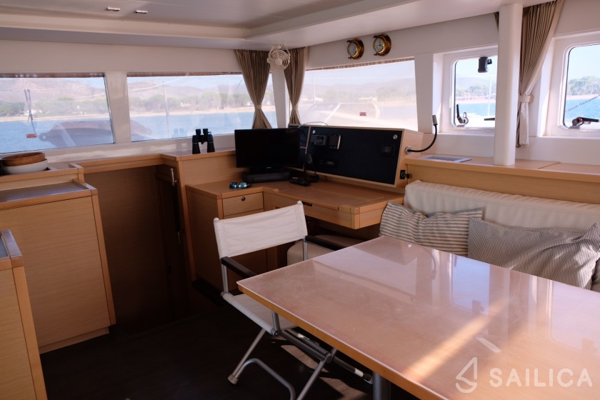 Lagoon 450  Flybridge - Yacht Charter Sailica