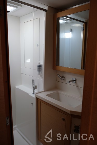 Lagoon 450  Flybridge - Yacht Charter Sailica