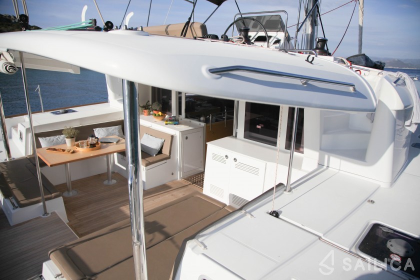 Lagoon 450  Flybridge - Yacht Charter Sailica