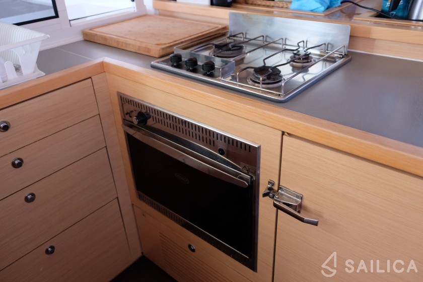 Lagoon 450  Flybridge - Yacht Charter Sailica