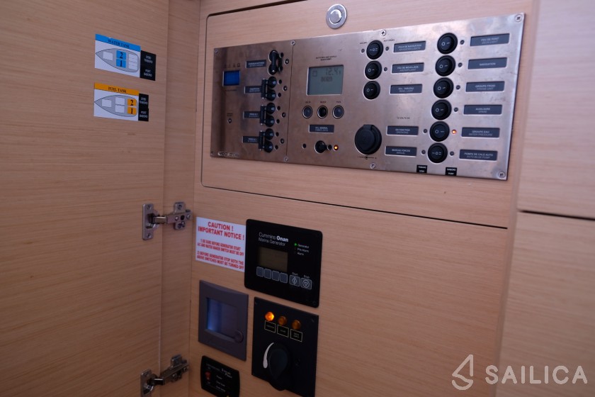 Lagoon 450  Flybridge - Yacht Charter Sailica