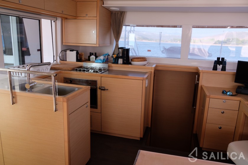 Lagoon 450  Flybridge - Yacht Charter Sailica