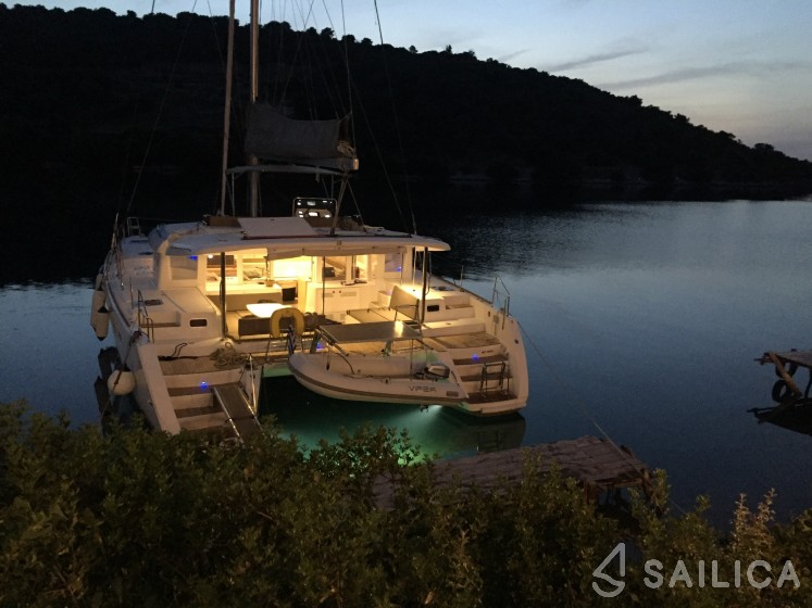 Lagoon 450  Flybridge - Yacht Charter Sailica