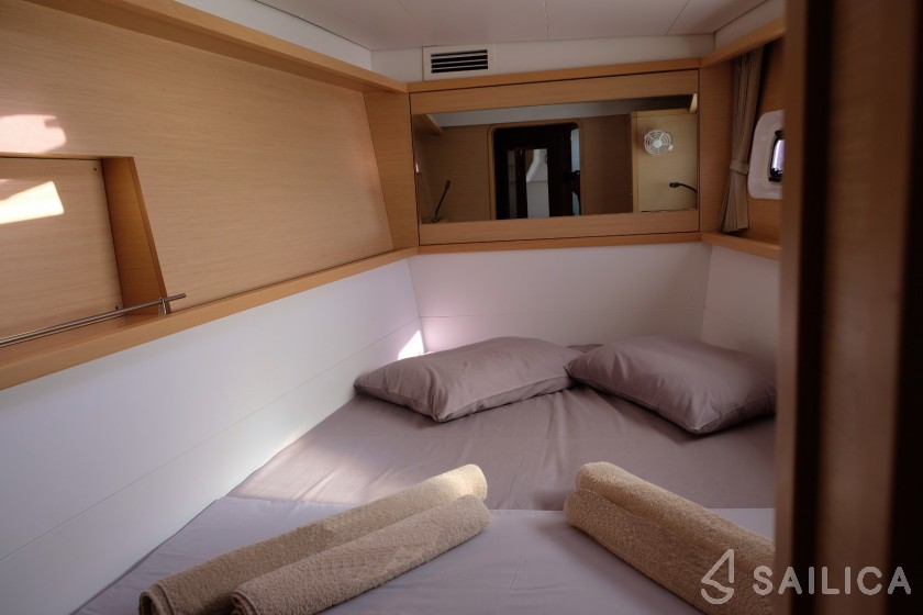 Lagoon 450  Flybridge - Yacht Charter Sailica