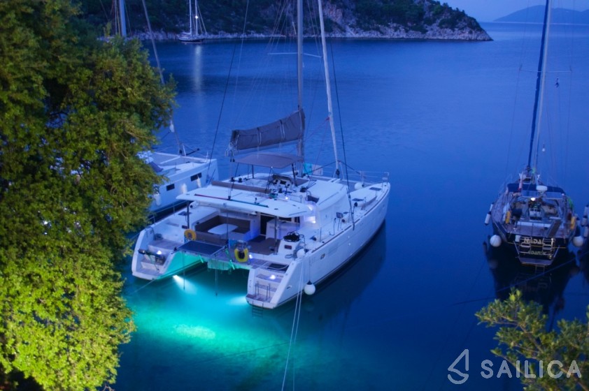 Lagoon 450  Flybridge - Yacht Charter Sailica