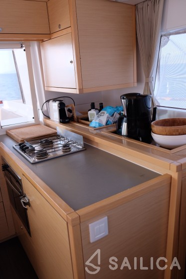 Lagoon 450  Flybridge - Yacht Charter Sailica