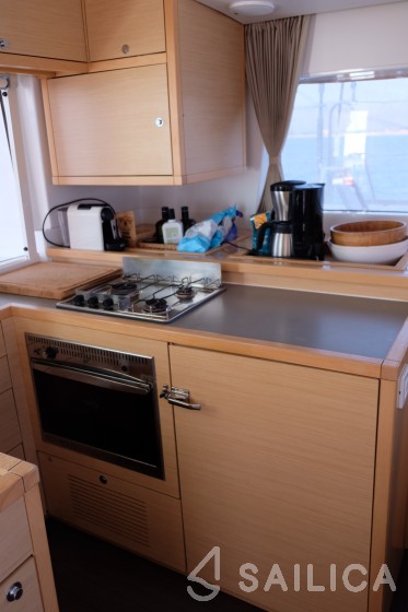 Lagoon 450  Flybridge - Yacht Charter Sailica