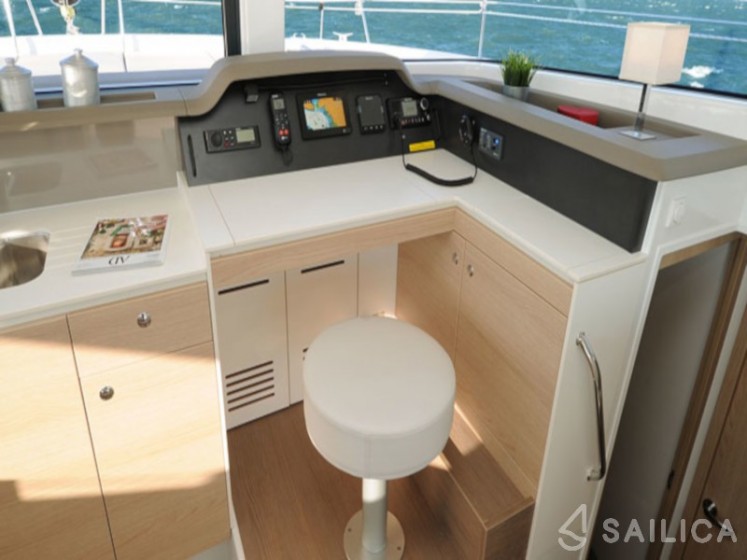Bali 4.1 - Yacht Charter Sailica