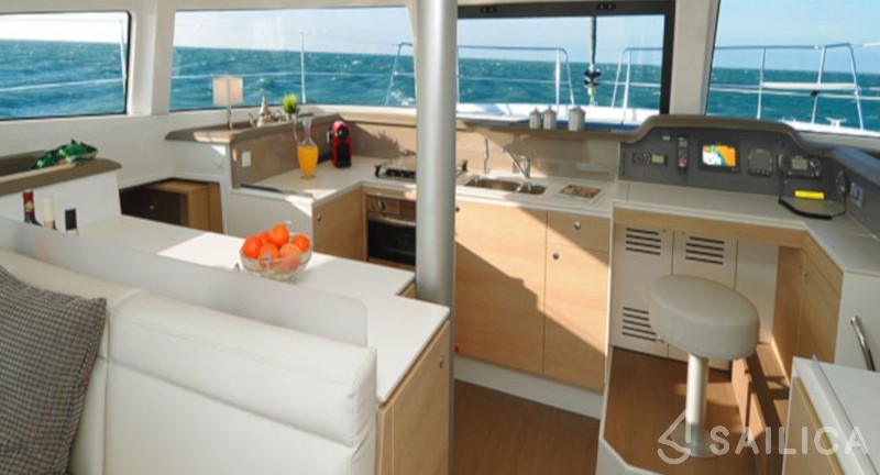 Bali 4.1 - Yacht Charter Sailica